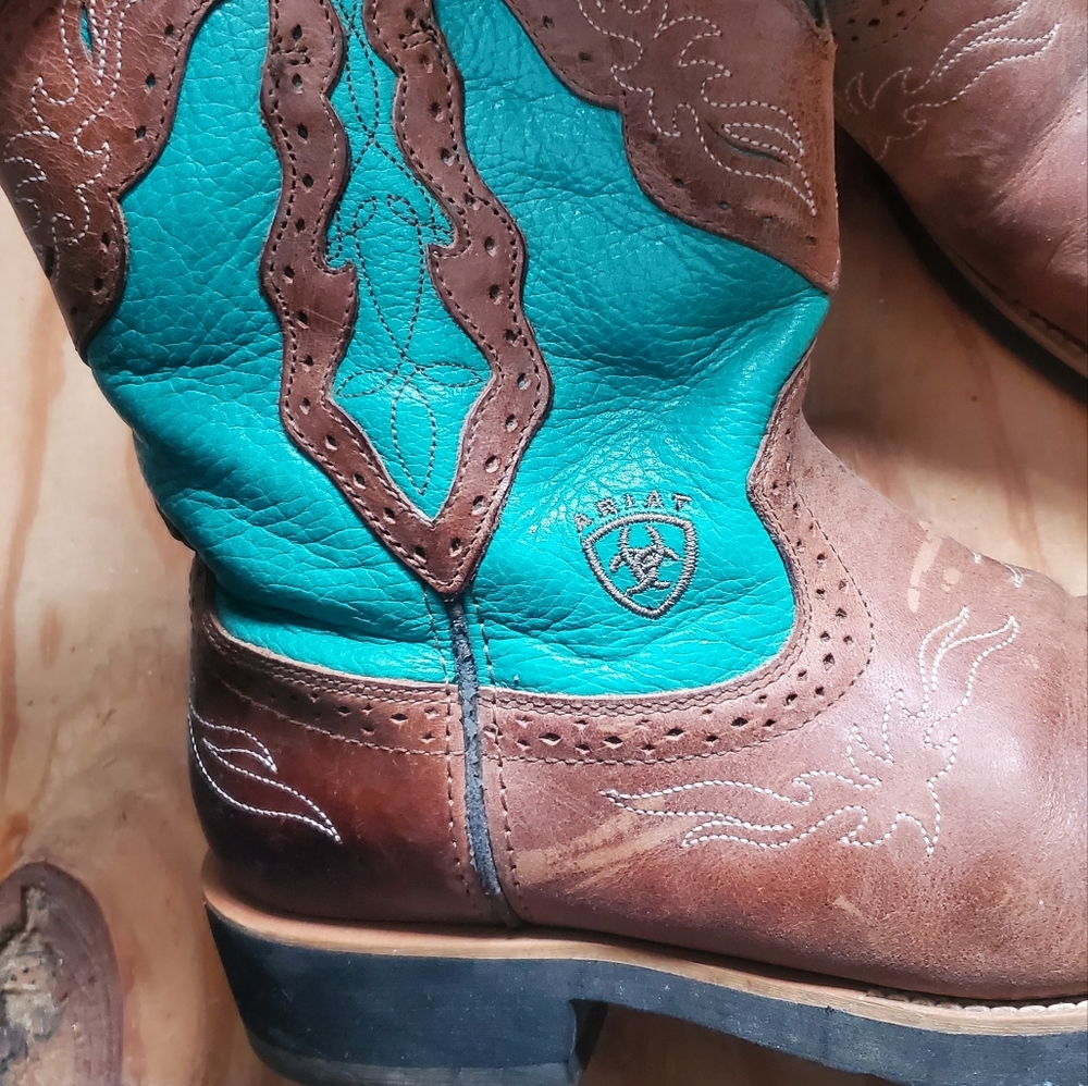 Womens Ariat brand cowboy boots
